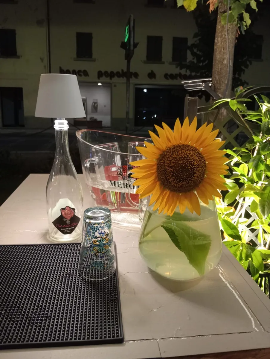 Un tavolo all'aperto la sera